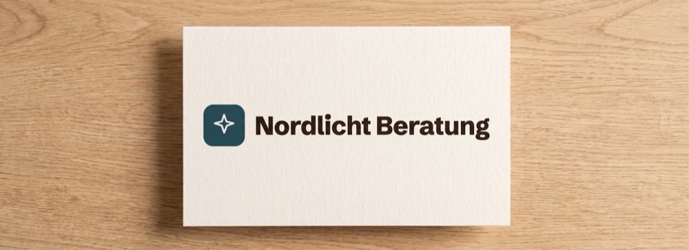 Gedrucktes Logo auf einer Karte, auf einem Holztisch liegend
