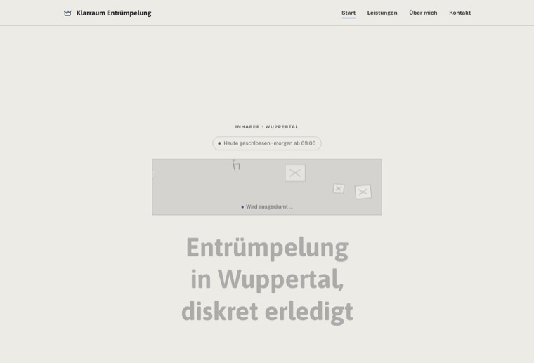Design raum-frei: Staubgrau, Klar-Blau-Akzent mit Ausräumen-Animation im Hero