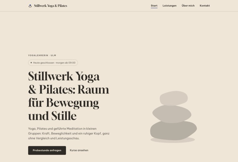 Design still-stark: Ton-Sand, Indigo-Akzent mit Stein-Balance-Grafik im Hero