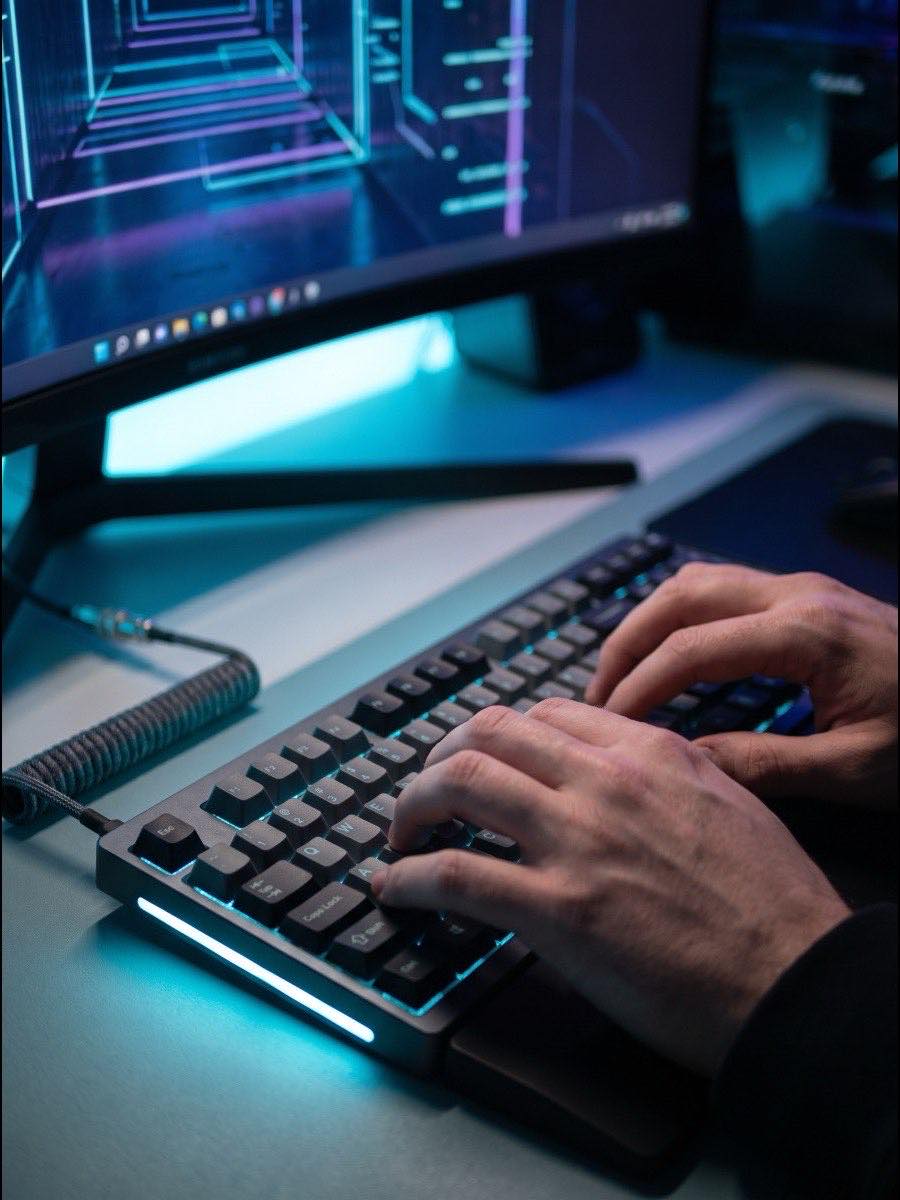 Arbeit am Code in einer dunklen Studioumgebung