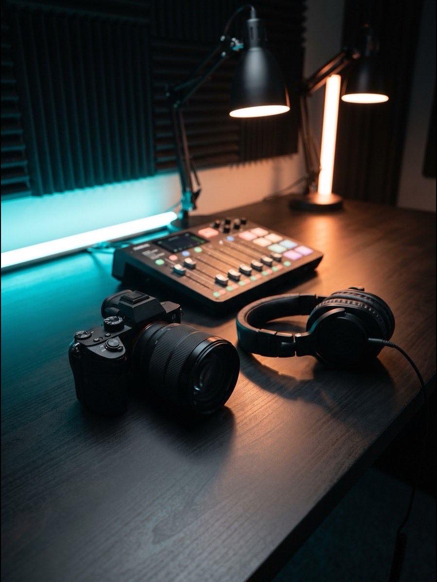 Kamera- und Audioausrüstung im Studio