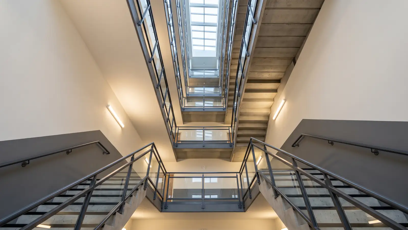 Leeres Treppenhaus mit eingeschaltetem Licht