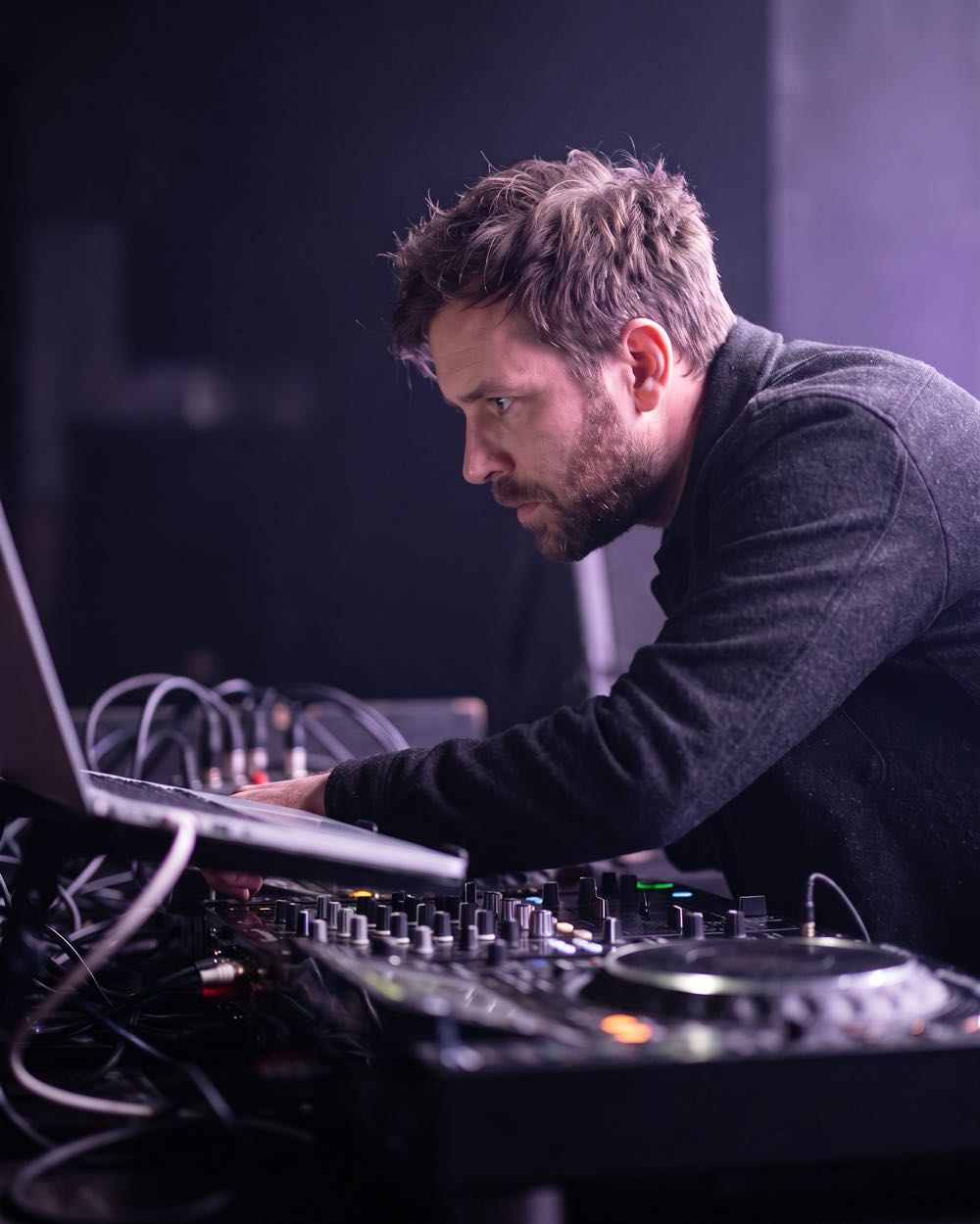 Marlon Vogt bei der Arbeit an Pult und Equipment